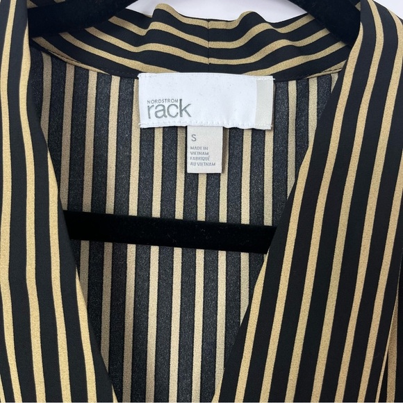 2/$30 Nordstrom Rack V-Neck Sleeveless Woven Shell Top Black Gold sz Small NWT - Picture 4 of 7